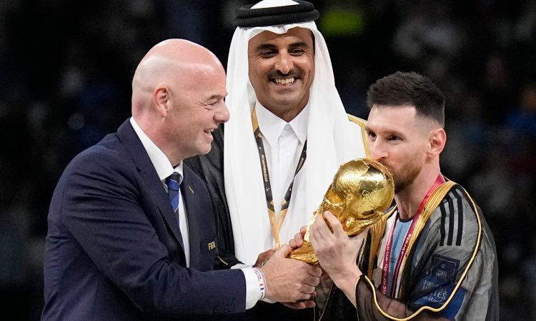 Messi 1.2 Milyarı Reddetti