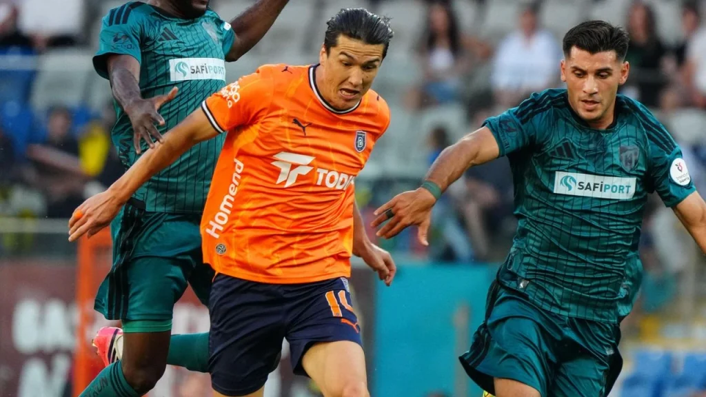 Türkiye Süper Lig'de İki İstanbul Temsilcisi Başakşehir ile Kasımpaşa, Pazar Akşamında Kozlarını Paylaşacak - İddaa Tahmini