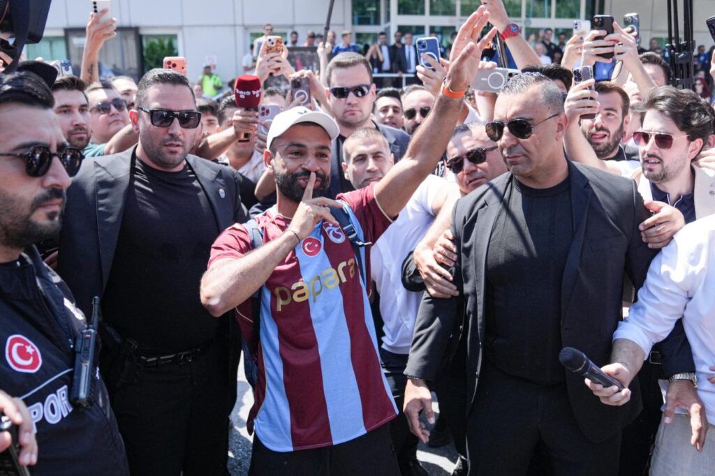 Mohamed Salah'ın Yeni Adresi Trabzonspor! Mısırlı Yıldız Şehre İndi, Trabzon'da Yer Yerinden Oynadı